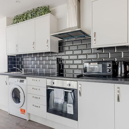 Vertigo Boutique Sleeps 4 London คิงส์ตันอะพอนเทมส์ ภายนอก รูปภาพ