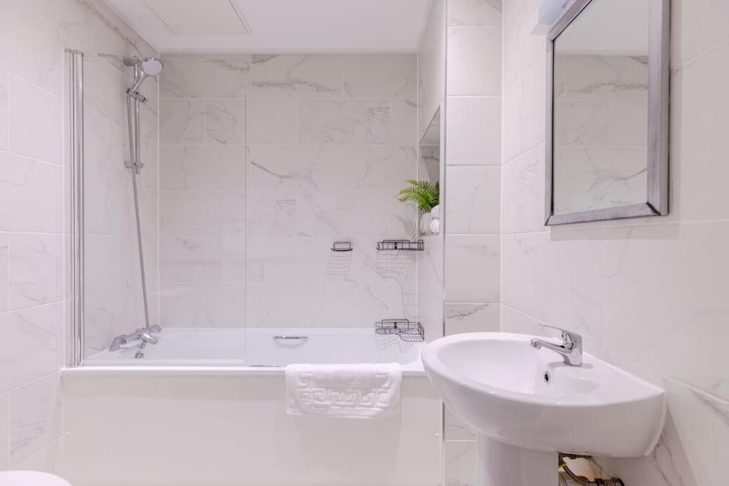 Vertigo Boutique Sleeps 4 London คิงส์ตันอะพอนเทมส์ ภายนอก รูปภาพ