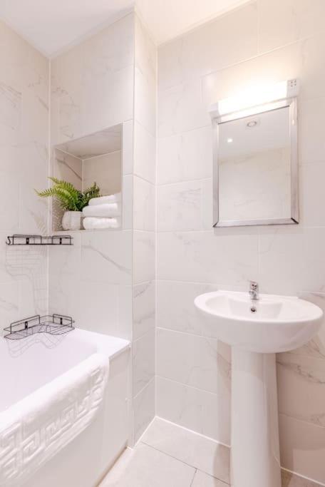 Vertigo Boutique Sleeps 4 London คิงส์ตันอะพอนเทมส์ ภายนอก รูปภาพ