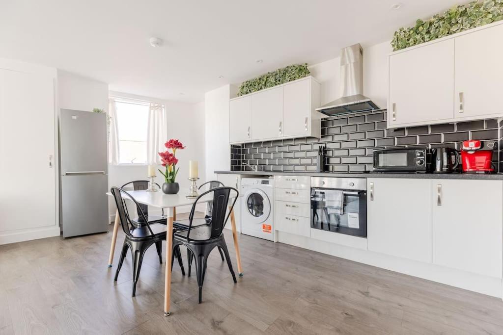 Vertigo Boutique Sleeps 4 London คิงส์ตันอะพอนเทมส์ ภายนอก รูปภาพ