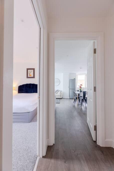 Vertigo Boutique Sleeps 4 London คิงส์ตันอะพอนเทมส์ ภายนอก รูปภาพ
