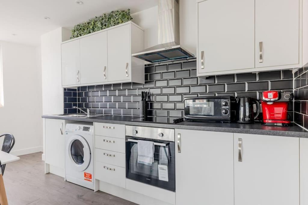 Vertigo Boutique Sleeps 4 London คิงส์ตันอะพอนเทมส์ ภายนอก รูปภาพ