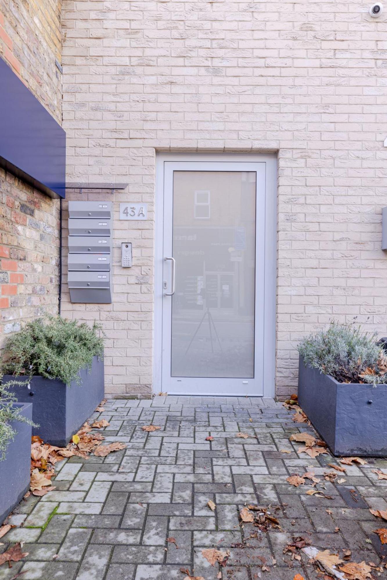 Vertigo Boutique Sleeps 4 London คิงส์ตันอะพอนเทมส์ ภายนอก รูปภาพ