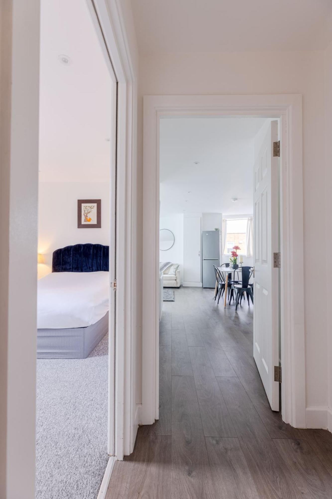 Vertigo Boutique Sleeps 4 London คิงส์ตันอะพอนเทมส์ ภายนอก รูปภาพ