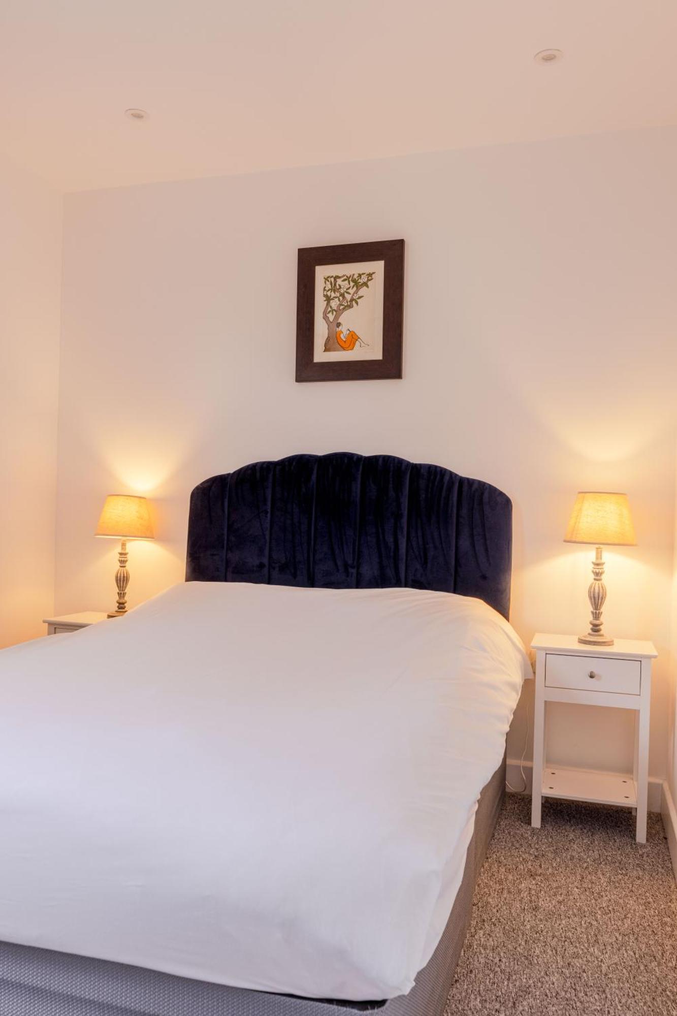 Vertigo Boutique Sleeps 4 London คิงส์ตันอะพอนเทมส์ ภายนอก รูปภาพ