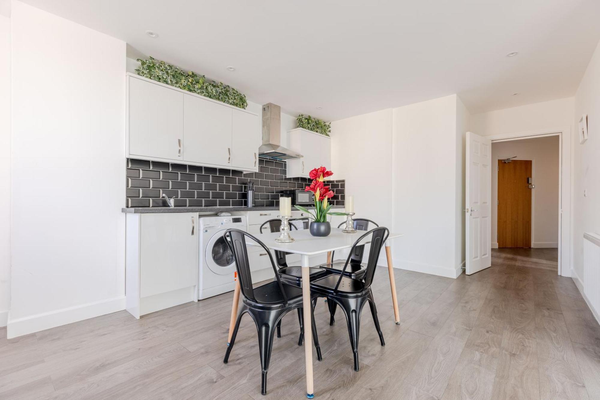Vertigo Boutique Sleeps 4 London คิงส์ตันอะพอนเทมส์ ภายนอก รูปภาพ